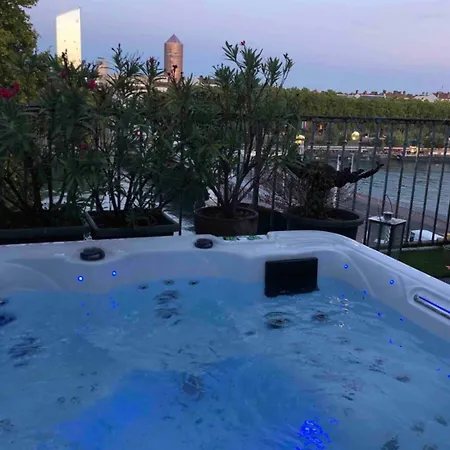 Coeur De Avec Terrasse Et Jacuzzi Apartman